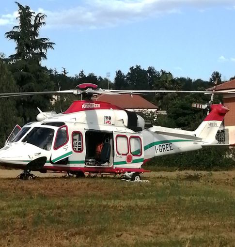 Il luogo del sinistro, e l'elicottero del 118 intervenuto in frazione Bandito a Bra