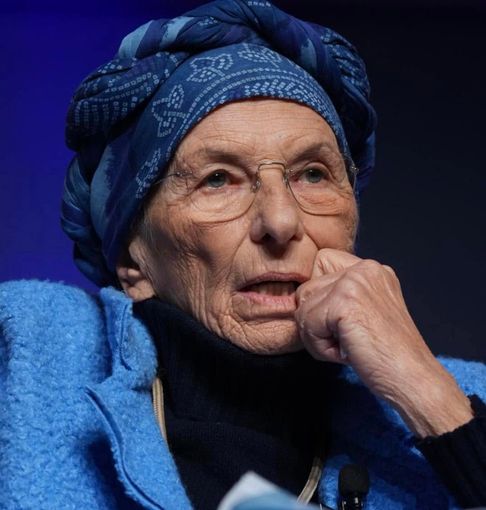 Emma Bonino, in uno scatto tratto dalla sua pagina Facebook. Sotto l'immagine che testimonia la recente visita portatale da Papa Francesco Emma Bonino, in uno scatto tratto dalla sua pagina Facebook. Sotto l'immagine che testimonia la recente visita portatale da Papa Francesco
