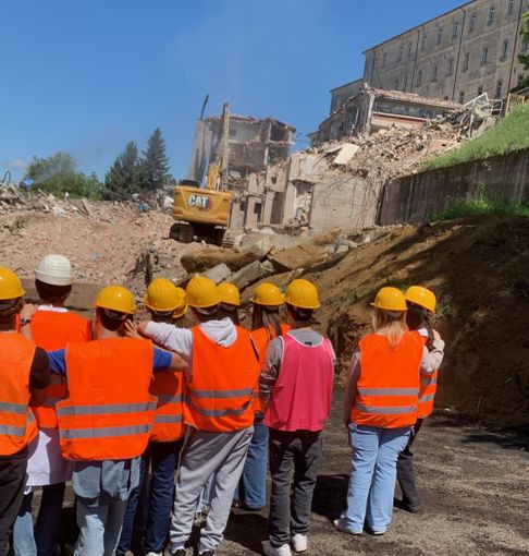 Lezione sul campo per gli studenti del "Baruffi", in visita al cantiere della vecchia scuola