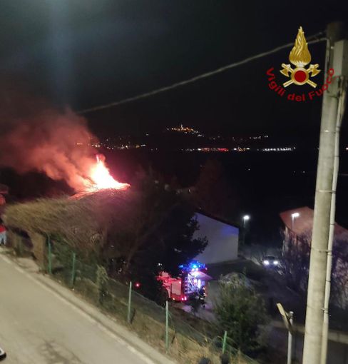 Nella notte, a fuoco due cassonetti ad Alba: intervenuti i vigili del fuoco, i carabinieri indagano