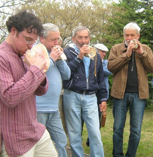 I Suonatori di Conchiglie con il gruppo spontaneo “I Tritoni del Roero” saranno ospiti a Farigliano