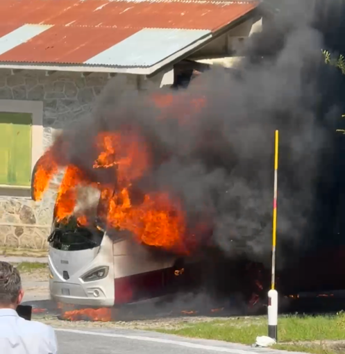 Autobus in fiamme a Garessio 2000: sul posto i Vigili del Fuoco