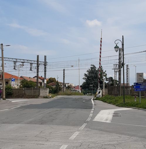 Il passaggio a livello sulla strada che porta a Caramagna Piemonte Il passaggio a livello sulla strada che porta a Caramagna Piemonte