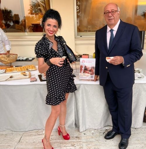 Marco Sarlo, general manager del Royal Hotel di Sanremo, con la giornalista e divulgatrice Renata Cantamessa