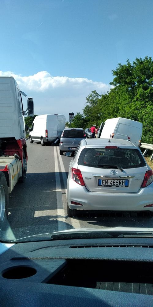 Incidente a Savigliano: due furgoni coinvolti e lunghe code