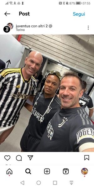 Foto di "famiglia" tra stelle: da sinistra, Zidane, Davids e Del Piero (foto dai profili social della Juventus)