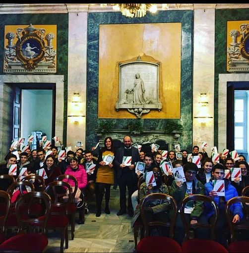 Il Comune consegna ai neo 18enni di Cuneo una copia della Costituzione e della Carta Europea