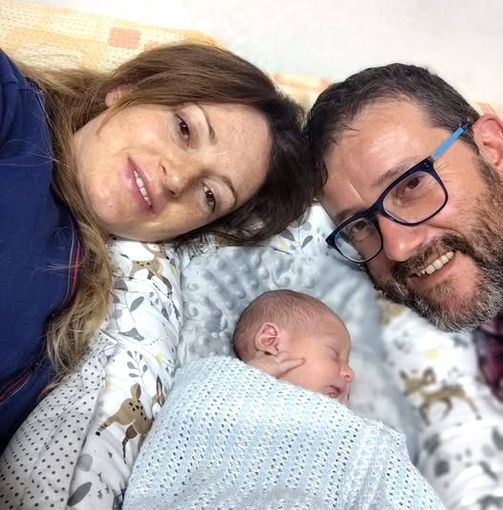 Mamma Marzia, il piccolo Noah e papà Roberto in uno scatto pubblicato sui social da quest'ultimo Mamma Marzia, il piccolo Noah e papà Roberto in uno scatto pubblicato sui social da quest'ultimo