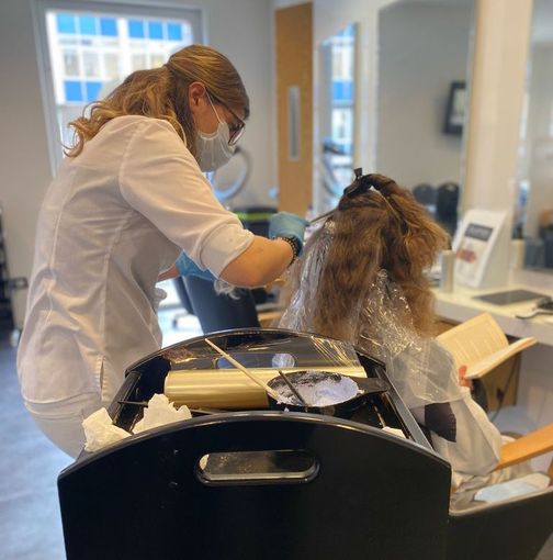 La rabbia di chi lavora in un salone di bellezza: "Siamo chiusi da un mese. Che senso ha? C'è gente ovunque e nessun controllo"