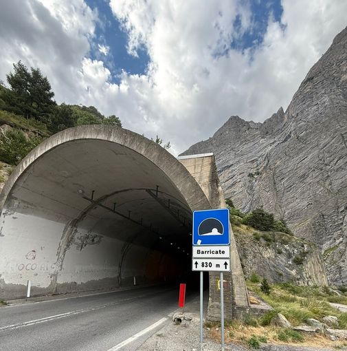 Pietraporzio, senso unico alternato nella galleria Barricate sulla Statale 21
