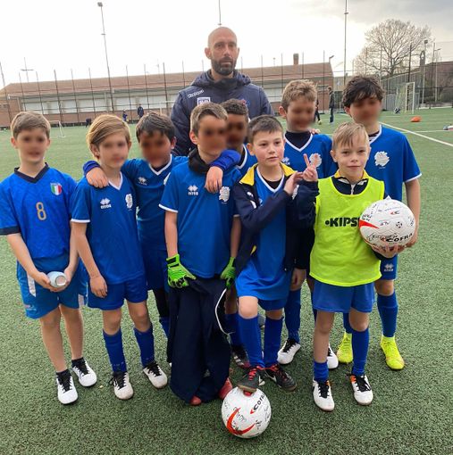 Egle Sebaste (al centro) tra le due mamme ed i loro figli in piazza Duomo ad Alba.