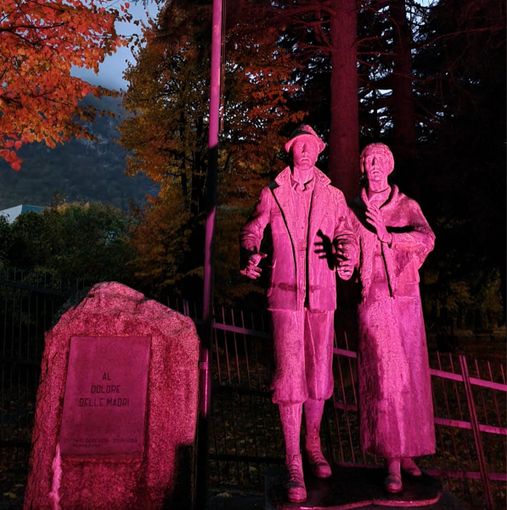 Garessio si tinge di rosa: il Monumento al Dolore delle Madri illuminato per la prevenzione del tumore al seno