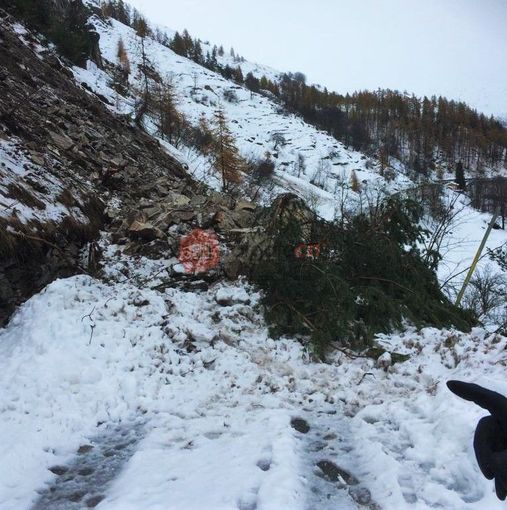 La frana che blocca la strada provinciale 243 La frana che blocca la strada provinciale 243