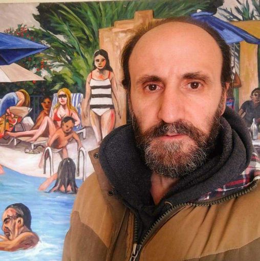 Il pittore Gianni Marrone con una sua opera artistica Il pittore Gianni Marrone con una sua opera artistica