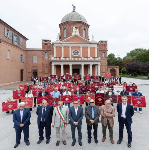 Da sinistra Flavio Zunino (Presidente Provinciale Avis), Valentino Piacenza (Consigliere Regionale Avis), Raimondo Testa (Consigliere Comunale di Bra), Claudio Testa (Presidente Avis Madonna del Pilone), Armando Verrua (Presidente Avis Bra), Adriano Gianluca (Presidente Avis Alba) e Antonio Ghigo (Vice Presidente Provinciale Avis)