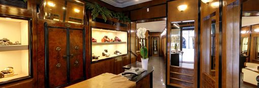 Saluzzo, l'interno della gioielleria "L'Albero delle gioie"