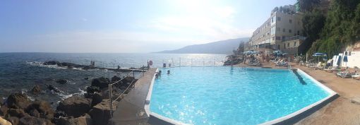 Relax e gustosi piatti locali: alla spiaggia e al ristorante delle Rocce del Capo di Ospedaletti la stagione balneare è un piacere per tutti i sensi