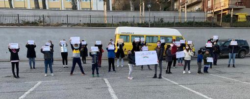 Anche San Michele Mondovì scende in piazza contro la DAD: "L'istruzione è un diritto"