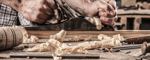 Mobili in legno creati su misura nel laboratorio di falegnameria Mobili in legno creati su misura nel laboratorio di falegnameria