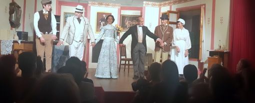 Saluzzo, applausi a fine spettacolo al cast della Compagnia Fuori Testo Saluzzo, applausi a fine spettacolo al cast della Compagnia Fuori Testo