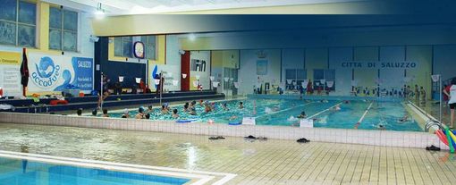 Pubblicato il bando per la gestione della piscina comunale di Saluzzo: fuori chi ha liti pendenti o debiti con il Comune