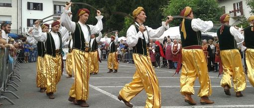 Il "Bal do Sabre" arriva in piazza Maggiore a Mondovì Il "Bal do Sabre" arriva in piazza Maggiore a Mondovì