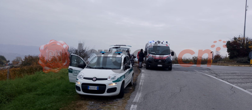 Incidente a La Morra, motociclista perde il controllo e finisce a terra Incidente a La Morra, motociclista perde il controllo e finisce a terra