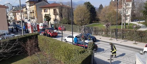 Violento tamponamento in corso Barale a Borgo San Dalmazzo, divelto un albero
