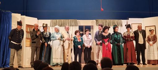 La Compagnia d'la Villa riceve l'applauso del pubblico a fine rappresentazione