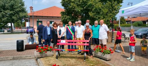 A Salmour è stata inaugurata la nuova panchina rossa del paese A Salmour è stata inaugurata la nuova panchina rossa del paese