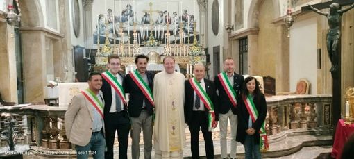 Don Marco Bruno con i sindaci della quattro parrocchie e gli amministratori comunali provenienti dalla Valle Maira Don Marco Bruno con i sindaci della quattro parrocchie e gli amministratori comunali provenienti dalla Valle Maira