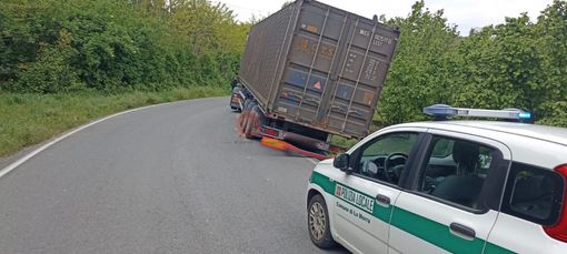 Mezzo pesante finisce fuori strada e resta in bilico sulla proviciale 58 a La Morra