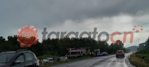 Cherasco, auto esce di strada sulla Fondovalle Tanaro: ferito alle cure del 118