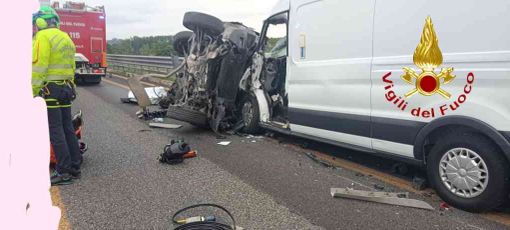 Grave incidente sulla A33 a Isola d'Asti, coinvolti un'auto e un furgone Ducato Grave incidente sulla A33 a Isola d'Asti, coinvolti un'auto e un furgone Ducato