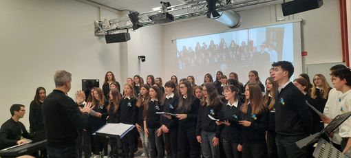 Liceo Soleri Bertoni, l'esibizione del gruppo corale della scuola nella serata della consegna delle borse di studio Liceo Soleri Bertoni, l'esibizione del gruppo corale della scuola nella serata della consegna delle borse di studio