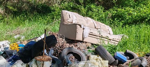 Una discarica a cielo aperto è stata segnalata a Monticello, al confine con Alba