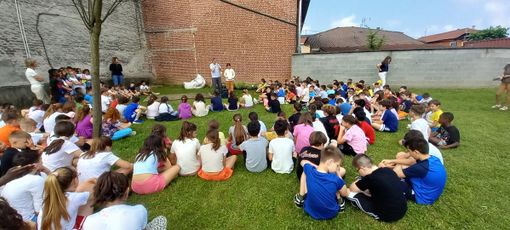 &quot;Il chilometro fiorito&quot;: fioriscono le aiuole nei giardini scolastici di Moretta