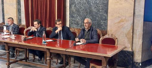Il tavolo dei relatori Il tavolo dei relatori