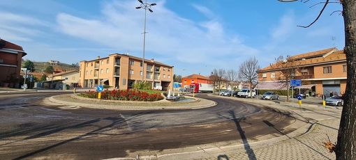 Nella foto i lavori di asfaltatura in corso in questi giorni lungo la Strada Regionale 29 a Mussotto, all'incrocio con la Provinciale per Guarene