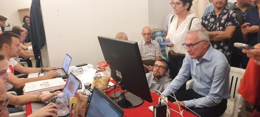 Franco Demaria attende l'arrivo dei voti durante lo scrutinio