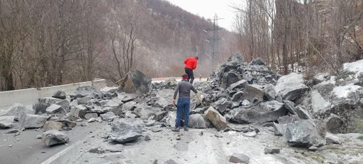 Quindici chili di esplosivo per far brillare il macigno franato a Sampeyre: le immagini delle operazioni [FOTO E VIDEO]