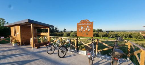 “La sosta d Lissart”, un piccolo “autogrill” per ciclisti, sulla ciclabile la Via della Pietra a metà strada tra Barge e Bagnolo