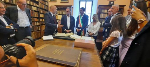 Il ministro del Turismo Garavaglia in visita alla sezione storica della biblioteca di Fossano [FOTO E VIDEO]