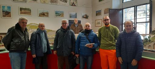 Alcuni dei soci Cunifer davanti al plastico ferroviario di Borgo San Dalmazzo nei locali della stazione