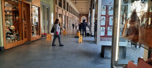 La segnalazione della lettrice ha fatto centro: idropulitrici in azione sotto i portici di corso Nizza