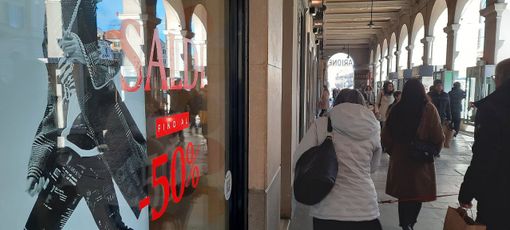 Anche a Cuneo è caccia all'affare: oggi al via ai saldi invernali [FOTO]