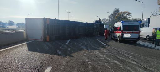 Moncalieri, tir si ribalta sulla sopraelevata: bloccato il traffico verso la Torino-Savona