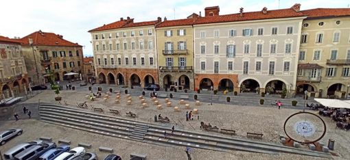Mondovì, Piazza Maggiore diventa un dehors a cielo aperto Mondovì, Piazza Maggiore diventa un dehors a cielo aperto