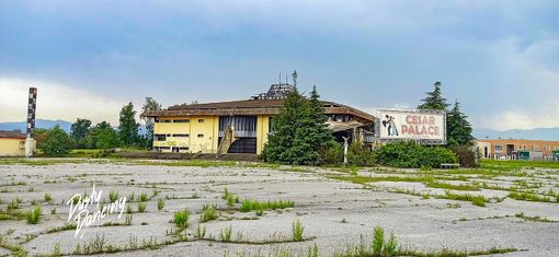 Come si presenta oggi la discoteca Cesar Place di Magliano Alpi (Foto Dusty Dancing) Come si presenta oggi la discoteca Cesar Place di Magliano Alpi (Foto Dusty Dancing)