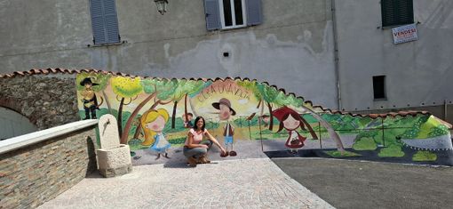 Il sindaco Laura Canavese con il muro delle fiabe